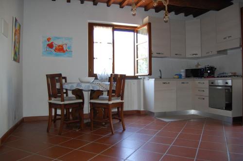 卡尔奇Casa VALGRAZIOSA的厨房配有桌椅、桌子和窗户。