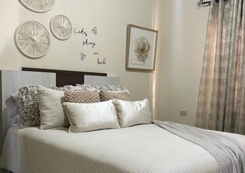ArimaPeaceful Fully Equipped 3BR Villa的卧室内的一张带白色床单和枕头的床