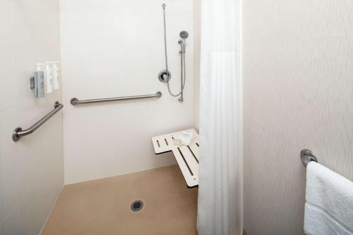 宾厄姆顿宾厄姆顿/约翰逊城希尔顿恒庭酒店的一间带卫生间和水槽的小浴室