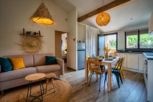 拉卡诺Magic Surf House的客厅配有沙发和桌子