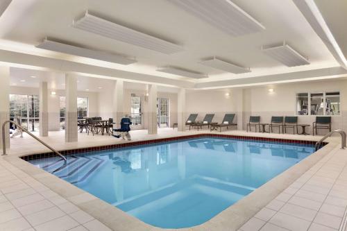 都柏林希尔顿哥伦布伍德沃德酒店的游泳池位于酒店客房内,