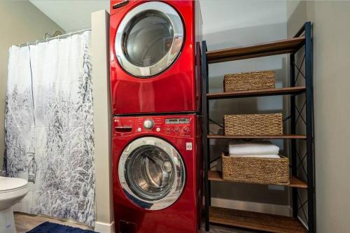 奥格登Upper Mountain Haus Studio Close to Slopes Mtns的浴室里配有红色洗衣机和烘干机