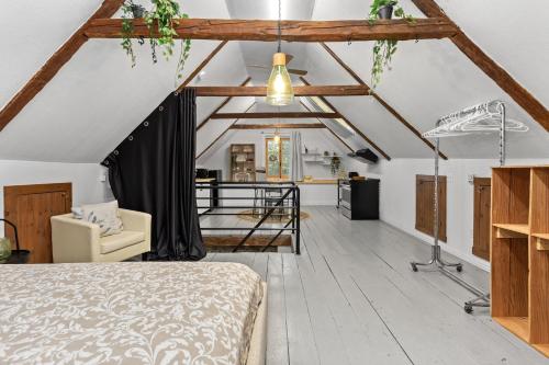 泰勒博恩L'Artisan - Vieux-Terrebonne的一间卧室设有一张床和一间客厅。