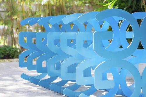 迈阿密海滩希尔顿逸林盖茨南海滩酒店的公园里的一个蓝色长椅