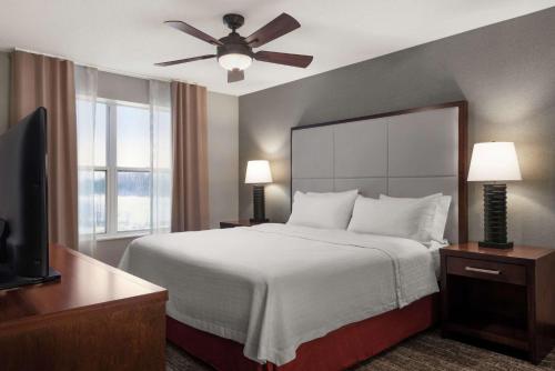 亨里埃塔罗切斯特亨丽埃塔套房酒店的酒店客房配有一张床和吊扇。