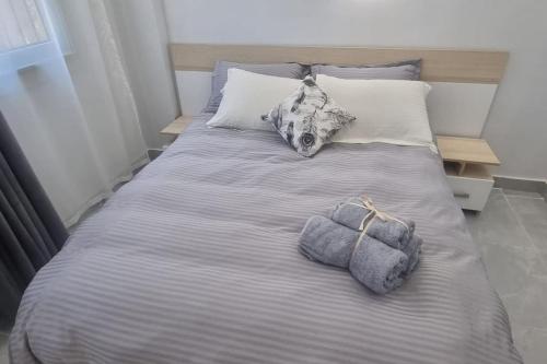 沙姆沙伊赫Apartment Sierra Residence Close to The Airport的床上有两条毛巾