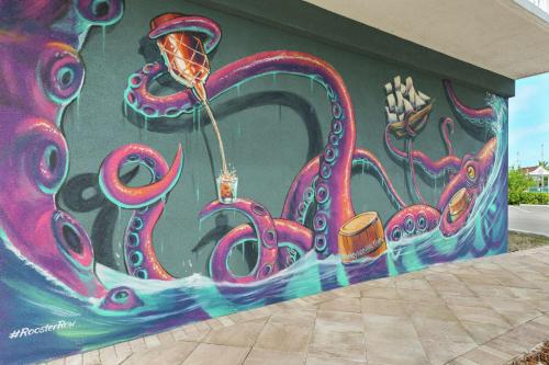 基韦斯特基韦斯特/基斯系列希尔顿花园酒店的一座带章鱼的建筑的侧面壁画
