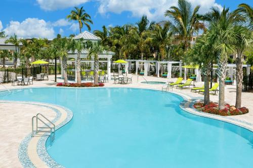 基韦斯特基韦斯特/基斯系列希尔顿花园酒店的棕榈树度假村的大型游泳池