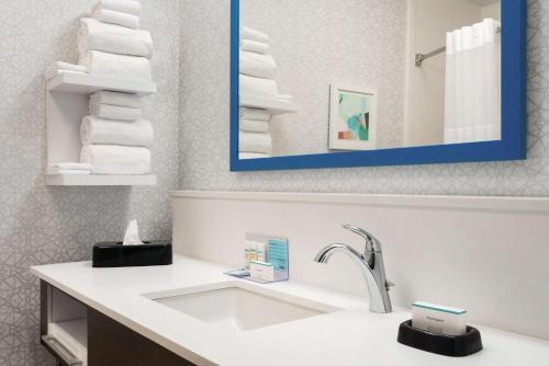 韦恩堡韦恩堡北汉普顿酒店及套房的浴室配有盥洗盆、镜子和毛巾