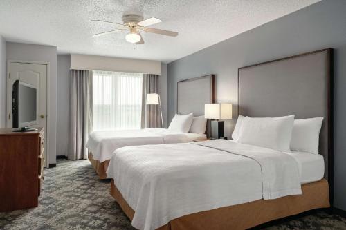 科珀斯克里斯蒂科珀斯克里斯蒂希尔顿惠庭套房酒店的酒店客房设有两张床和一台平面电视。