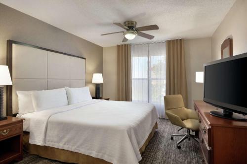 阿林顿达拉斯-阿灵顿希尔顿霍姆伍德套房酒店的配有一张床和一台平面电视的酒店客房