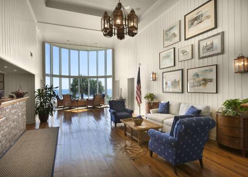 默特尔比奇默特尔比奇海滨汉普顿酒店套房的客厅配有沙发和椅子