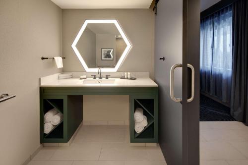 圣拉斐尔Embassy Suites by Hilton San Rafael Marin County的一间带水槽和镜子的浴室