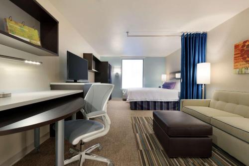 安克雷奇安克雷奇/市中心希尔顿欣庭套房酒店的酒店客房配有书桌和床。
