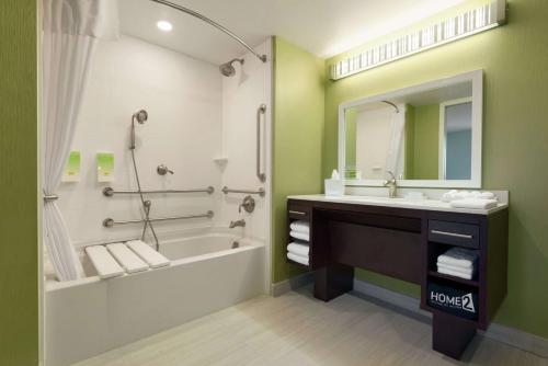 安克雷奇安克雷奇/市中心希尔顿欣庭套房酒店的带浴缸、水槽和镜子的浴室
