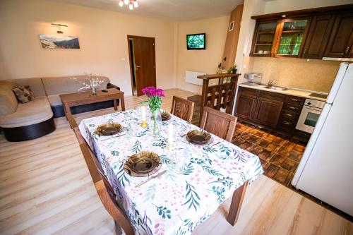 阿普里尔齐Gabarite Holiday Village的厨房配有桌子和桌布