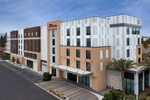 圣何塞Hilton Garden Inn San Jose Airport的城市建筑物的建筑 ⁇ 染