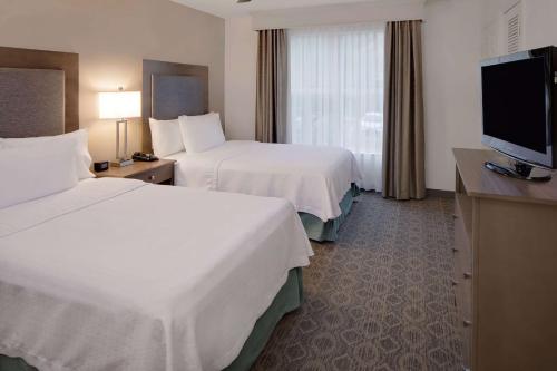布伦特伍德希尔顿惠庭套房酒店 - 纳什维尔/布伦特伍德的酒店客房设有两张床和一台平面电视。
