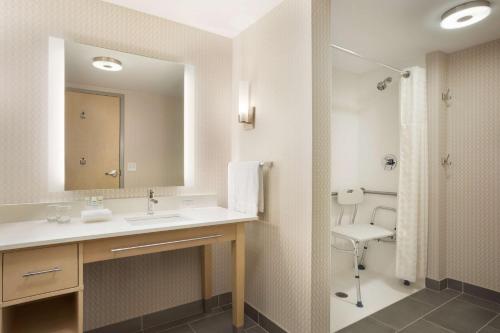 德雷珀Homewood Suites By Hilton SLC/Draper的一间带水槽、镜子和卫生间的浴室