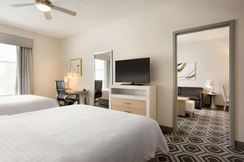 德雷珀Homewood Suites By Hilton SLC/Draper的酒店客房,配有床和镜子