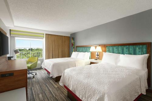 好莱坞劳德代尔堡机场汉普顿酒店及套房的酒店客房设有两张床和窗户。
