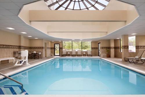 法明维勒布鲁克长岛汉普顿酒店的一个带天窗的大型游泳池