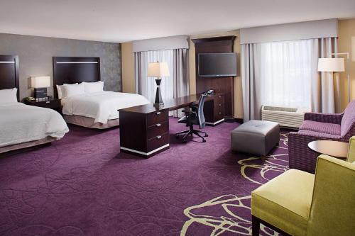 兰辛兰辛西部汉普顿套房酒店的酒店客房配有两张床和一张书桌