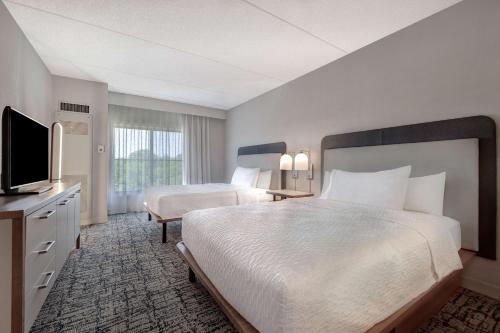 兰斯代尔兰斯代尔希尔顿惠庭套房酒店的酒店客房设有两张床和一台平面电视。