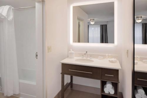 奥兰多Homewood Suites by Hilton Orlando Maitland的一间带水槽和镜子的浴室