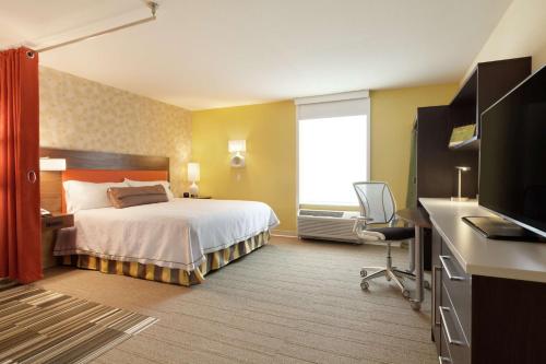 塔奇拉西雅图机场希尔顿欣庭套房酒店的配有一张床和一台平面电视的酒店客房