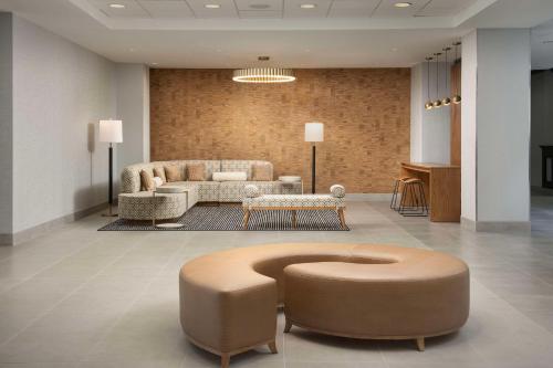 阿什本Embassy Suites by Hilton Dulles North Loudoun的大堂配有沙发和桌子