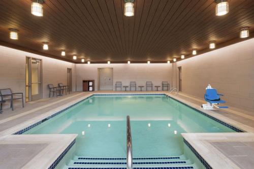 波特兰波特兰市中心水滨汉普顿酒店的大楼内的大型游泳池