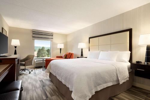 Lehighton利哈伊顿 - 吉姆索普汉普顿酒店的酒店客房设有一张大床和一张书桌。