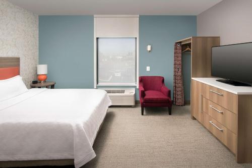 默夫里斯伯勒Home2 Suites By Hilton Murfreesboro的酒店客房,配有床和电视