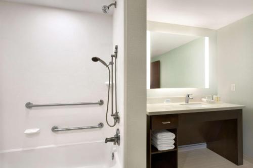 莫比尔莫贝尔希尔顿惠庭套房酒店的带淋浴和盥洗盆的浴室
