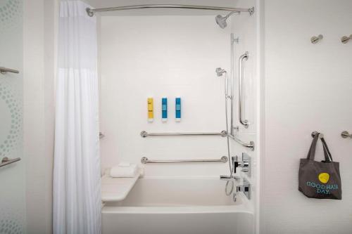 Homestead Meadows SouthTru By Hilton El Paso Northeast的浴室配有浴缸和淋浴及浴帘