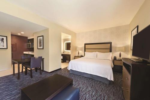 莫比尔莫贝尔希尔顿惠庭套房酒店的大型酒店客房,配有一张床和一张书桌