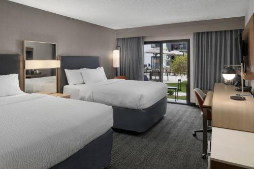 博伊西博伊西市中心万怡酒店的酒店客房配有两张床和一张书桌