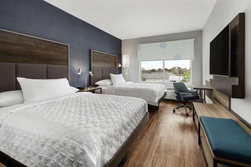 萨凡纳Tru By Hilton Savannah Midtown Ga的酒店客房设有两张床和一台平面电视。