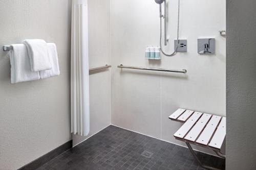 布伦特伍德纳什维尔布伦特伍德万怡酒店的一间带长凳和淋浴的浴室