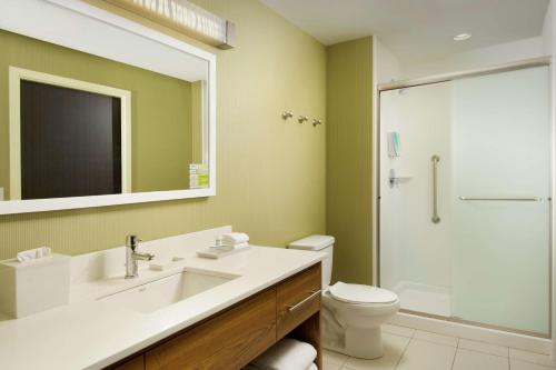 路易斯威尔易斯维尔东斯特波希尔顿欣庭套房酒店的一间带水槽、卫生间和淋浴的浴室