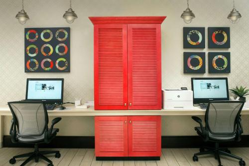路易斯威尔易斯维尔东斯特波希尔顿欣庭套房酒店的一间办公室,设有红色的门,书桌和两台电脑
