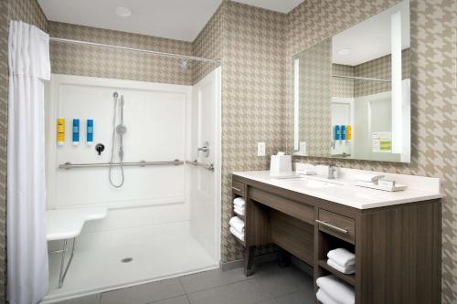 哥伦比亚Home2 Suites By Hilton Columbia Southeast Fort Jackson的带淋浴和盥洗盆的浴室