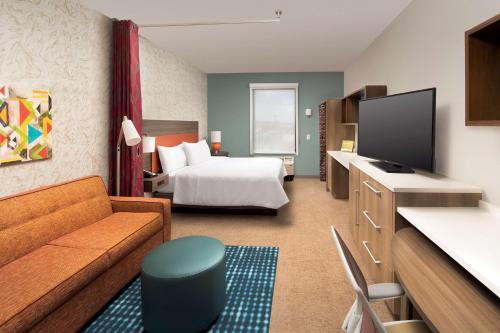 拉斯克鲁塞斯Home2 Suites By Hilton Las Cruces的酒店客房,配有床和电视