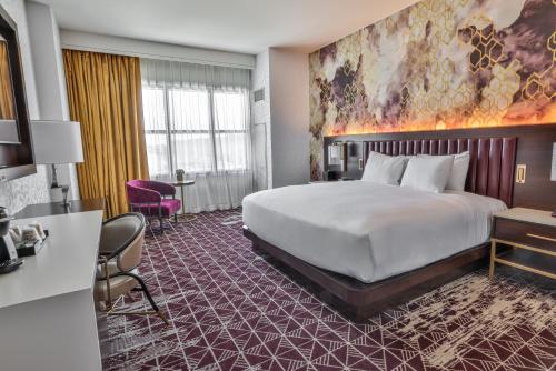 伯利恒Wind Creek Bethlehem Casino & Resort的酒店客房设有一张大床和一张书桌。