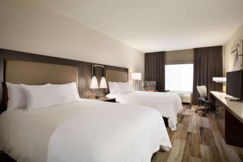 伯明翰伯明翰市中心希尔顿花园酒店的酒店客房配有两张床和一张书桌