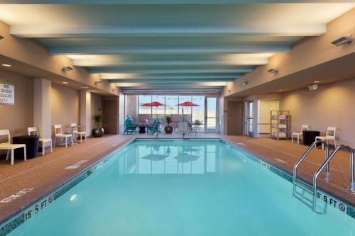 阿伯丁巴尔的摩/亚伯丁MD希尔顿欣庭套房酒店的蓝色的游泳池,位于酒店客房内
