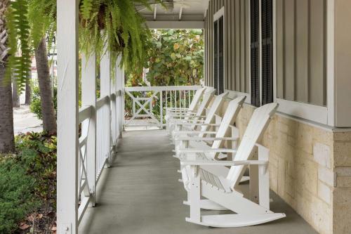 新士麦那海滩新士麦那海滩汉普顿酒店的门廊上一排白色摇椅
