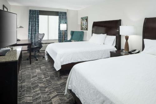 多森多森希尔顿花园旅馆的酒店客房设有两张床和一台平面电视。