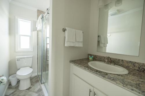 钦科蒂格Blufin Bungalows & Marina的白色的浴室设有水槽和卫生间。